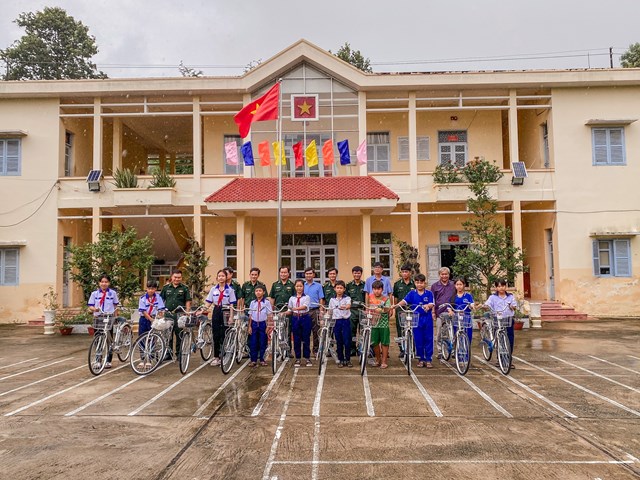 Đồn Bi&ecirc;n ph&ograve;ng CK quốc tế Tịnh Bi&ecirc;n quan t&acirc;m tới thế hệ tương lai của đất nước.