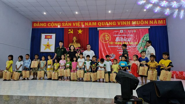 Những phần qu&agrave; được trao cho c&aacute;c em trong dịp Tết Trung thu.