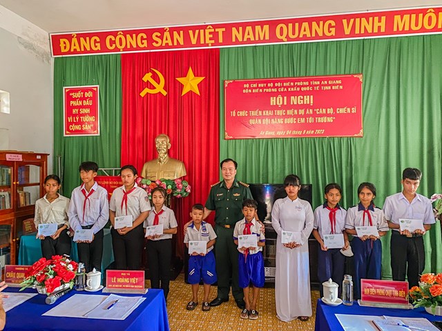 Chương tr&igrave;nh &ldquo;N&acirc;ng bước em tới trường&rdquo;.