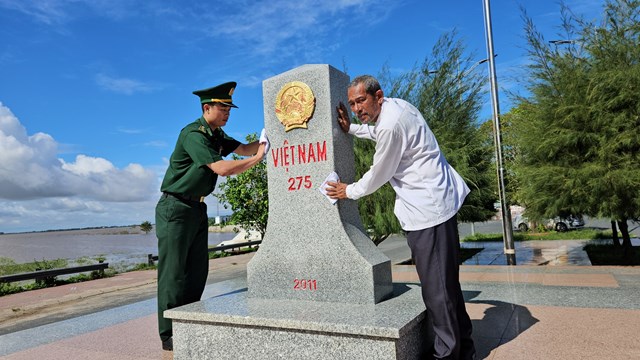 C&aacute;n bộ, chiến sĩ Đồn Bi&ecirc;n ph&ograve;ng CK quốc tế Tịnh Bi&ecirc;n c&ugrave;ng Nh&acirc;n d&acirc;n bảo vệ, giữ vững v&ugrave;ng bi&ecirc;n giới.