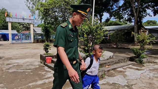 T&igrave;nh y&ecirc;u của c&aacute;n bộ, chiến sĩ Đồn Bi&ecirc;n ph&ograve;ng CK quốc tế Tịnh Bi&ecirc;n đối với c&aacute;c em nhỏ.