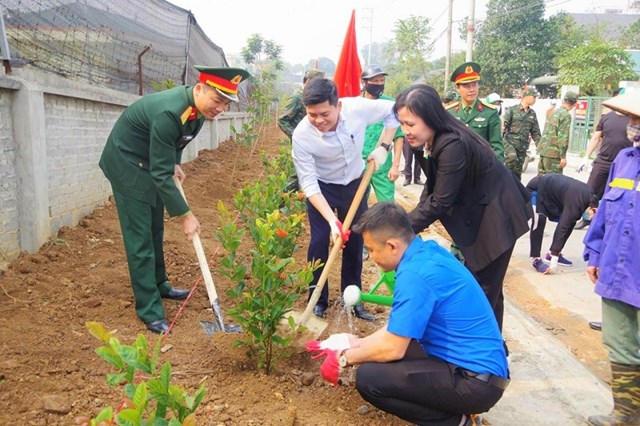 L&atilde;nh đạo huyện Lương Sơn t&iacute;ch cực chỉ đạo, t&ocirc;̉ chức triển khai thực hi&ecirc;̣n phát đ&ocirc;̣ng phong trào &ldquo;Ngày chủ nh&acirc;̣t xanh, sáng, sạch, đẹp&rdquo;, tr&ocirc;̀ng c&acirc;y xanh tạo cảnh quan m&ocirc;i trường.