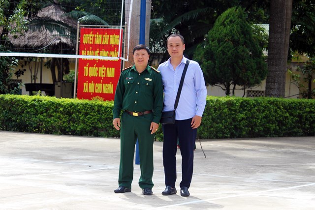 Trung t&aacute; L&ograve; Văn T&iacute;ch &ndash; Ch&iacute;nh trị vi&ecirc;n Đồn Bi&ecirc;n ph&ograve;ng Cửa khẩu Chiềng Khương tiếp đ&oacute;n, l&agrave;m việc v&agrave; chụp ảnh c&ugrave;ng Ph&oacute;ng vi&ecirc;n (ảnh Vũ Cừ).