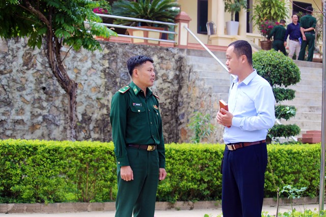 Thiếu t&aacute; Nguyễn C&ocirc;ng Lưu &ndash; Ch&iacute;nh trị vi&ecirc;n Đồn Bi&ecirc;n ph&ograve;ng Chiềng Tương trao đổi với Ph&oacute;ng vi&ecirc;n (ảnh Vũ Cừ).