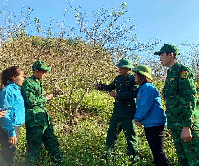 C&aacute;n bộ, chiến sĩ của Đồn phối hợp với đo&agrave;n th&agrave;nh ni&ecirc;n gi&uacute;p b&agrave; con trong ph&aacute;t triển kinh tế.