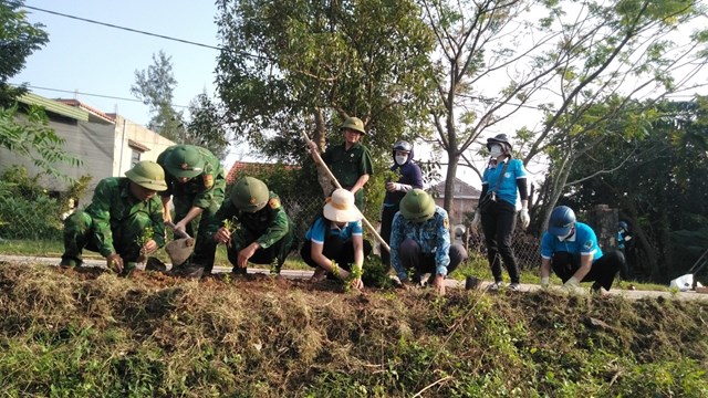 C&aacute;n bộ, chiến sĩ của Đồn t&iacute;ch cực trong c&aacute;c phong tr&agrave;o của địa phương.