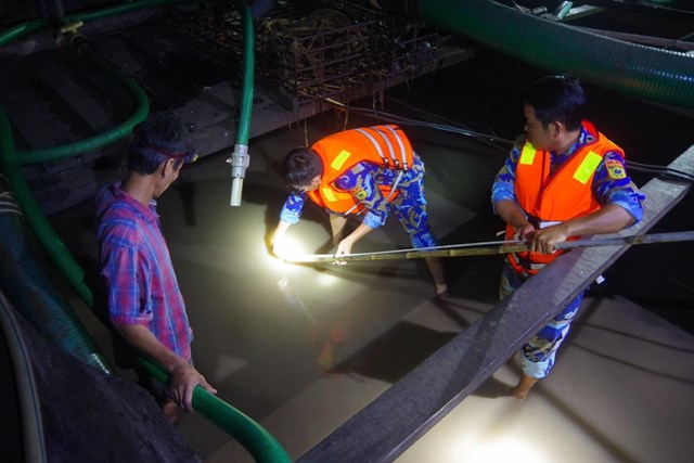 C&aacute;n bộ, chiến sĩ lu&ocirc;n duy tr&igrave; nghi&ecirc;m c&aacute;c chế độ trực sẵn s&agrave;ng chiến đấu, tổ chức tuần tra, kiểm so&aacute;t, bảo đảm an ninh khu vực quản l&yacute;.