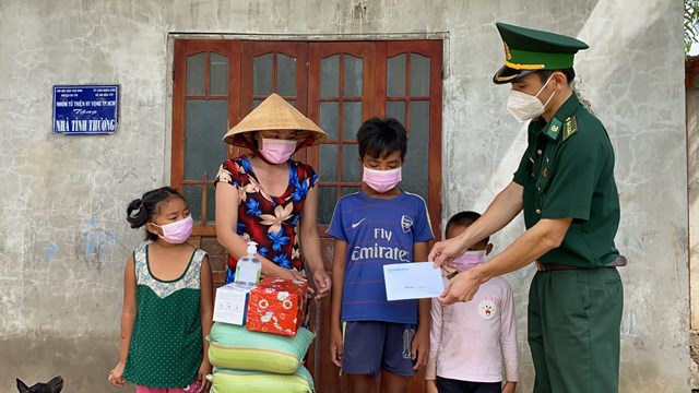 Đơn vị lu&ocirc;n quan t&acirc;m tới c&aacute;c em học sinh v&agrave; những gia đ&igrave;nh c&oacute; ho&agrave;n cảnh kh&oacute; khăn tr&ecirc;n địa b&agrave;n phụ tr&aacute;ch quản l&yacute;.