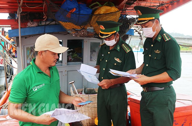 Chiến sĩ bi&ecirc;n ph&ograve;ng Trạm Kiểm so&aacute;t Bi&ecirc;n ph&ograve;ng Ph&aacute;o Đ&agrave;i thuộc Đồn Bi&ecirc;n ph&ograve;ng Cửa khẩu Quốc tế H&agrave; Ti&ecirc;n kiểm tra c&aacute;c loại giấy tờ đăng k&yacute; của c&aacute;c t&agrave;u c&aacute; trước khi rời cảng (ảnh Danh Th&agrave;nh).