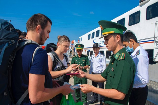 C&ocirc;ng t&aacute;c kiểm tra xuất, nhập cảnh l&agrave; một trong nhiều nhiệm vụ quan trọng của c&aacute;n bộ, chiến sĩ bi&ecirc;n ph&ograve;ng nơi đ&acirc;y.