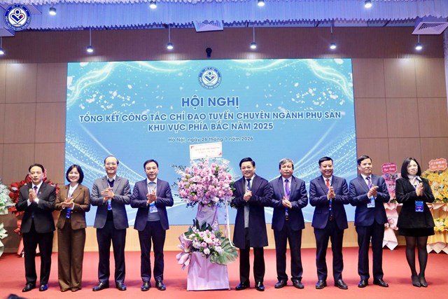 L&atilde;nh đạo c&aacute;c Sở Y tế ch&uacute;c mừng Hội nghị.