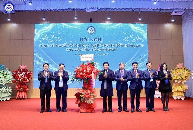 L&atilde;nh đạo Bộ y tế gửi lẵng hoa tươi thắm ch&uacute;c mừng hội nghị