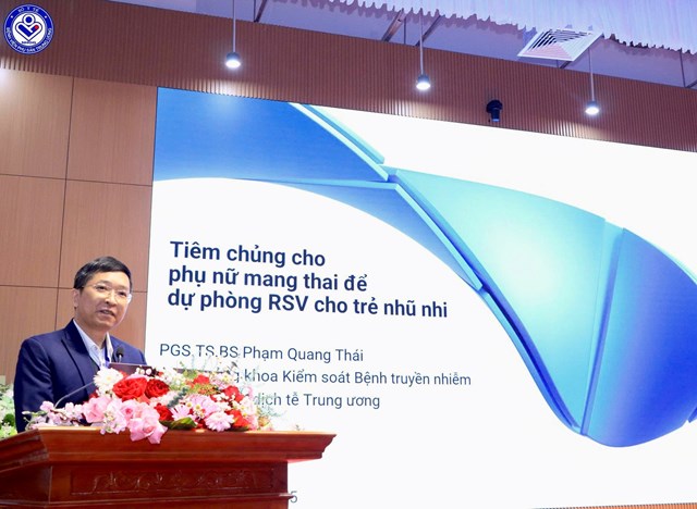 PGS.TS. Phạm Quang Th&aacute;i &ndash; Ph&oacute; trưởng khoa Kiểm so&aacute;t bệnh truyền nhiễm - Viện Vệ sinh dịch tễ Trung ương tr&igrave;nh b&agrave;y b&agrave;i b&aacute;o c&aacute;o: Ti&ecirc;m chủng cho phụ nữ mang thai để dự ph&ograve;ng RSV cho trẻ nhũ nhi.