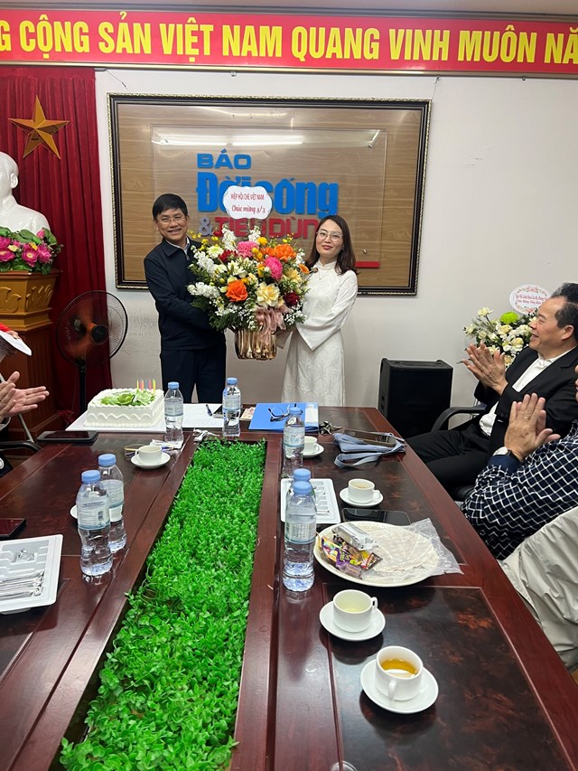 &Ocirc;ng Ho&agrave;ng Vĩnh Long - B&iacute; thư Chi bộ, Chủ tịch Hiệp hội Ch&egrave; Việt Nam tặng hoa ch&uacute;c mừng.