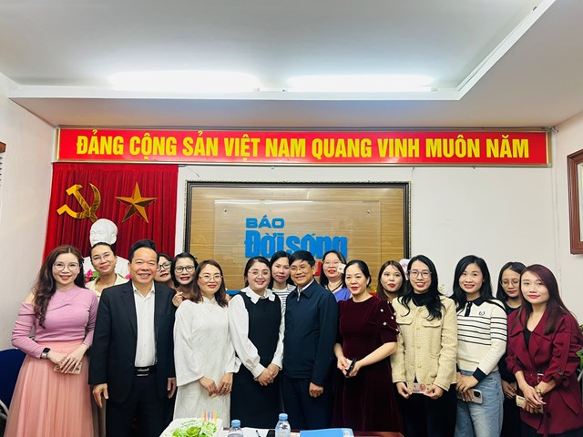 &Ocirc;ng Ho&agrave;ng Vĩnh Long - B&iacute; thư Chi bộ, Chủ tịch Hiệp hội Ch&egrave; Việt Nam v&agrave; &ocirc;ng Nguyễn Quốc H&ugrave;ng - Ph&oacute; Chủ tịch Hiệp hội Ch&egrave; Việt Nam, Tổng Bi&ecirc;n tập đ&atilde; trao tặng những phần qu&agrave; &yacute; nghĩa đến nữ c&aacute;n bộ, ph&oacute;ng vi&ecirc;n, người lao động của T&ograve;a soạn như lời tri &acirc;n v&agrave; động vi&ecirc;n.