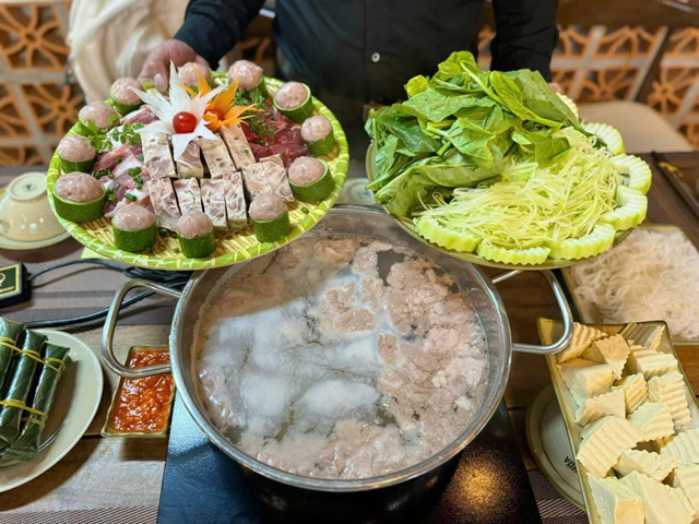 Lẩu t&ocirc;m bầu &nbsp;