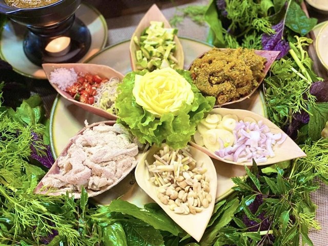 Gỏi c&aacute; m&egrave; rau rừng