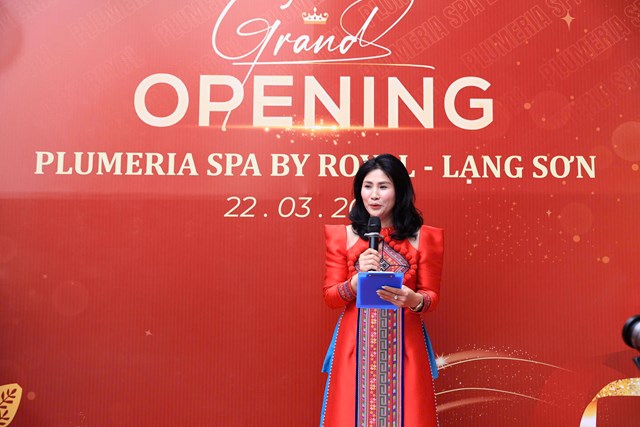 B&agrave; Nguyễn Thị Thanh Nga chia sẻ tại lễ khai trương về định hướng chăm s&oacute;c sức khỏe chủ động, nổi bật với liệu ph&aacute;p &ldquo;Th&ocirc;ng b&agrave;i dưỡng kh&iacute; C&aacute;t Hồng&rdquo; kết hợp c&ocirc;ng nghệ tr&iacute; tuệ nh&acirc;n tạo.