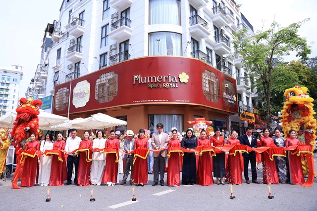 L&atilde;nh đạo Plumeria Spa thực hiện nghi thức khai trương, đ&aacute;nh dấu cột mốc ph&aacute;t triển mới của hệ thống.