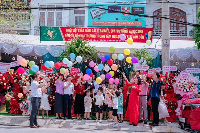 Lễ khai trương Trung t&acirc;m Ngoại ngữ BLB tại V&acirc;n Đồn thu h&uacute;t đ&ocirc;ng đảo phụ huynh v&agrave; học vi&ecirc;n tham dự.