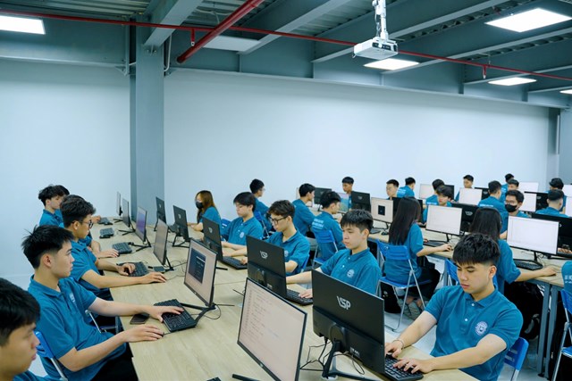 C&aacute;c cuộc thi học thuật như lập tr&igrave;nh, thiết kế phần mềm được trường Đại học C&ocirc;ng nghệ Đ&ocirc;ng &Aacute; thường xuy&ecirc;n tổ chức