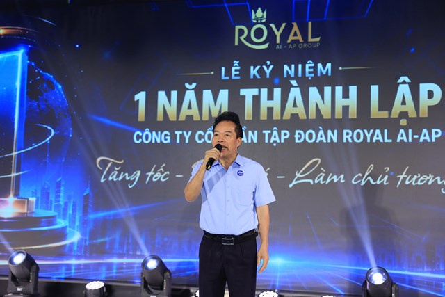 &Ocirc;ng Nguyễn Quốc H&ugrave;ng - Tổng Bi&ecirc;n tập ph&aacute;t biểu ch&uacute;c mừng&nbsp;C&ocirc;ng ty Cổ phần Tập đo&agrave;n Royal AI-AP tổ chức Lễ kỷ niệm 1 năm th&agrave;nh lập