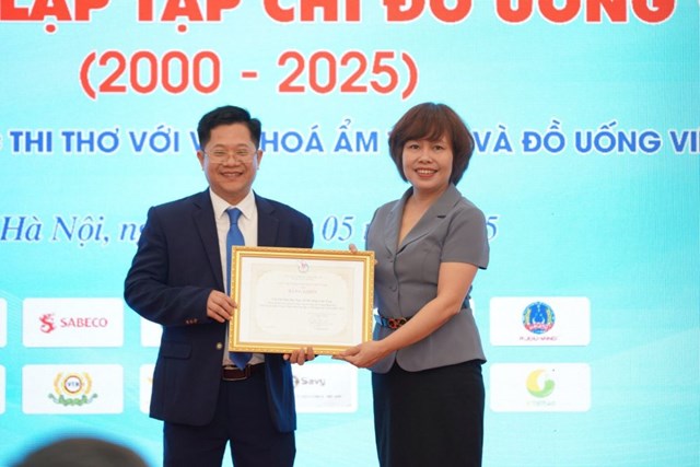 Tổng Bi&ecirc;n tập Tạp ch&iacute; Đồ uống Việt Nam Nguyễn Văn Chương nhận Bằng khen của Hội nh&agrave; b&aacute;o Việt Nam.
