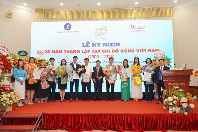 C&aacute;c t&aacute;c giả đạt giải thưởng trong cuộc thi Thơ với văn h&oacute;a ẩm thực v&agrave; Đồ uống Việt Nam. &nbsp;