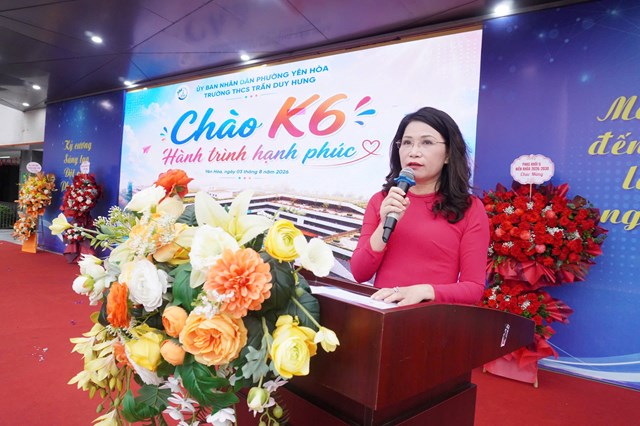 Nh&agrave; gi&aacute;o Ưu t&uacute;, TS L&ecirc; Kim Anh, Hiệu trưởng Trường THCS Trần Duy Hưng ph&aacute;t biểu tại chương tr&igrave;nh "H&agrave;nh tr&igrave;nh hạnh ph&uacute;c".