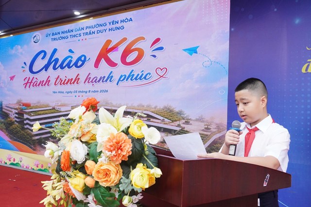 Em Vũ Minh Dũng, học sinh lớp 6A2, đại diện 621 t&acirc;n học sinh khối 6 ph&aacute;t biểu tại chương tr&igrave;nh.
