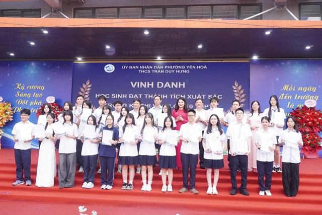 Kh&ocirc;ng kh&iacute; trang trọng, ấm &aacute;p tại chương tr&igrave;nh "H&agrave;nh tr&igrave;nh hạnh ph&uacute;c" ch&agrave;o đ&oacute;n học sinh khối 6 Trường THCS Trần Duy Hưng.