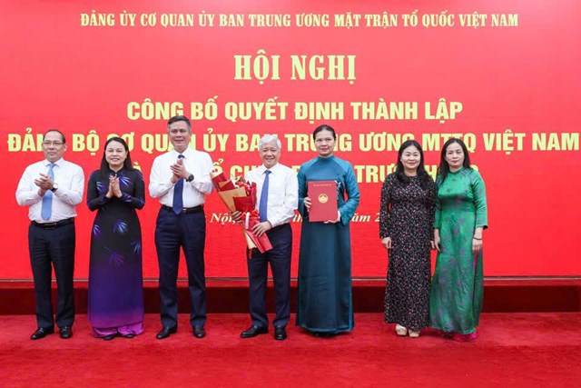 Đồng ch&iacute; Đỗ Văn Chiến, Ủy vi&ecirc;n Bộ Ch&iacute;nh trị, B&iacute; thư Trung ương Đảng, B&iacute; thư Đảng ủy MTTQ, c&aacute;c đo&agrave;n thể Trung ương, Chủ tịch Ủy ban Trung ương MTTQ Việt Nam c&ugrave;ng c&aacute;c đồng ch&iacute; trong Ban Thường vụ nhận Quyết định v&agrave; hoa ch&uacute;c mừng th&agrave;nh lập Đảng bộ Cơ quan Ủy ban Trung ương MTTQ Việt Nam&nbsp;