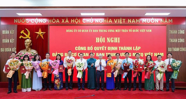 Đồng ch&iacute; Đỗ Văn Chiến, Ủy vi&ecirc;n Bộ Ch&iacute;nh trị, B&iacute; thư Trung ương Đảng, B&iacute; thư Đảng ủy MTTQ, c&aacute;c đo&agrave;n thể Trung ương, Chủ tịch Ủy ban Trung ương MTTQ Việt Nam&nbsp;trao Quyết định cho c&aacute;c tổ chức đảng trực thuộc Đảng ủy Cơ quan Ủy ban Trung ương MTTQ Việt Nam