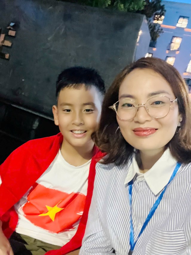 B&eacute; Cao Ph&uacute;c An Khang, học sinh lớp 4, trường Tiểu học Trần Hưng Đạo, Quận 1, TP. Hồ Ch&iacute; Minh - (b&ecirc;n tr&aacute;i)
