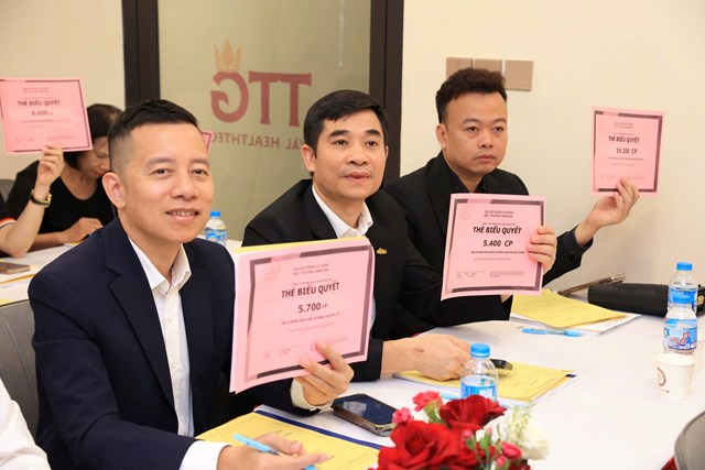 Ban l&atilde;nh đạo Royal Healthtech TTG tại Đại hội đồng cổ đ&ocirc;ng bất thường năm 2026, nơi doanh nghiệp tr&igrave;nh c&aacute;c phương &aacute;n về nguồn vốn, đầu tư v&agrave; kiện to&agrave;n quản trị cho giai đoạn ph&aacute;t triển mới.