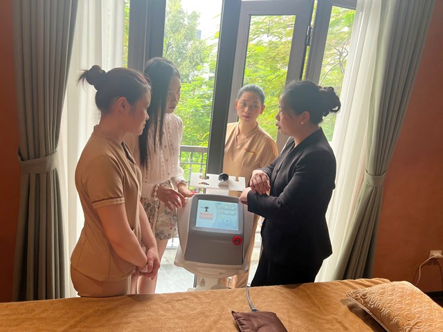 Chuy&ecirc;n gia dưỡng sinh c&ocirc;ng nghệ cao Vy Th&aacute;i Hồng giới thiệu v&agrave; chia sẻ c&ugrave;ng kh&aacute;ch h&agrave;ng về c&ocirc;ng dụng của m&aacute;y năng lượng nhiệt AI t&iacute;ch hợp c&ocirc;ng nghệ cao tại Plumeria Spa Sơn T&acirc;y