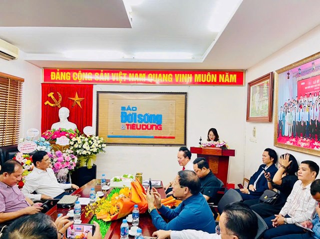 B&agrave; Nguyễn Thị Thanh Th&uacute;y &ndash; Ph&oacute; Tổng Bi&ecirc;n tập, Ph&oacute; Chủ tịch C&ocirc;ng đo&agrave;n Hiệp hội Ch&egrave; Việt Nam đại diện c&aacute;c chị em phụ nữ chia sẻ cảm x&uacute;c tại buổi lễ.