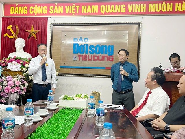 &Ocirc;ng Vanpheng Phayamath &ndash; Tham t&aacute;n B&aacute;o ch&iacute; v&agrave; Văn h&oacute;a, Đại sứ qu&aacute;n nước Cộng h&ograve;a D&acirc;n chủ Nh&acirc;n d&acirc;n L&agrave;o tại Việt Nam ph&aacute;t biểu ch&uacute;c mừng chị em.