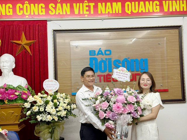 &Ocirc;ng Ho&agrave;ng Vĩnh Long - B&iacute; thư Chi bộ, Chủ tịch Hiệp hội Ch&egrave; Việt Nam tặng hoa ch&uacute;c mừng.