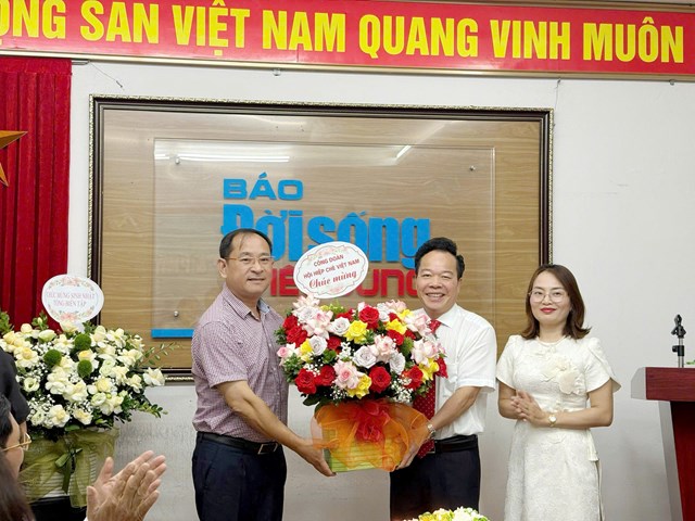&Ocirc;ng Đinh Thanh T&ugrave;ng - Ph&oacute; Tổng Bi&ecirc;n tập, Chủ tịch C&ocirc;ng đo&agrave;n Hiệp hội Ch&egrave; Việt Nam tặng hoa ch&uacute;c mừng Tổng Bi&ecirc;n tập Nguyễn Quốc H&ugrave;ng.