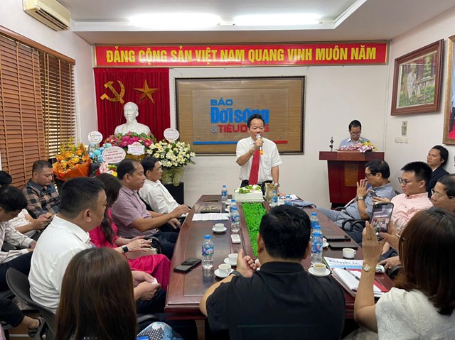 &Ocirc;ng Nguyễn Quốc H&ugrave;ng &ndash; Tổng Bi&ecirc;n tập ch&uacute;c mừng chị em phụ nữ trong T&ograve;a soạn.