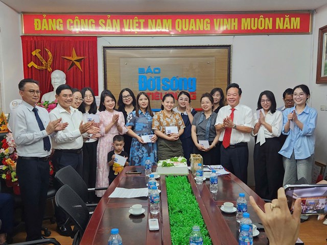 &Ocirc;ng Ho&agrave;ng Vĩnh Long - B&iacute; thư Chi bộ, Chủ tịch Hiệp hội Ch&egrave; Việt Nam v&agrave; &ocirc;ng Nguyễn Quốc H&ugrave;ng - Tổng Bi&ecirc;n tập đ&atilde; trao tặng những phần qu&agrave; &yacute; nghĩa đến nữ c&aacute;n bộ, ph&oacute;ng vi&ecirc;n, người lao động của T&ograve;a soạn như lời tri &acirc;n v&agrave; động vi&ecirc;n.