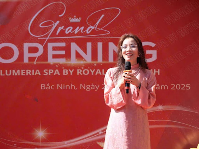 B&agrave; Phạm Thị Th&ugrave;y &ndash; Gi&aacute;m đốc Plumeria Spa Bắc Ninh ph&aacute;t biểu tại sự kiện khai trương