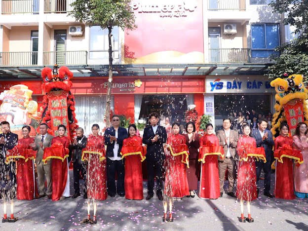 L&atilde;nh đạo Tập đo&agrave;n Royal thực hiện nghi thức cắt băng khai trương cơ sở Plumeria Spa Bắc Ninh