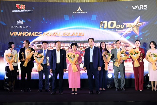 Vinhomes Royal Island được vinh danh trong Top 10 dự &aacute;n hấp dẫn, nổi bật thị trường bất động sản năm 2024 do Hội M&ocirc;i giới BĐS Việt Nam (VARS) tổ chức &nbsp;