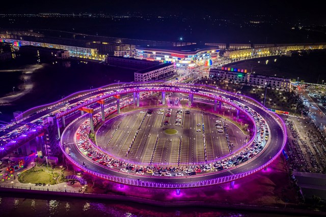 Vinhomes Royal Island sở hữu vị tr&iacute; chiến lược gần kề cả trung t&acirc;m h&agrave;nh ch&iacute;nh cũ v&agrave; mới của Hải Ph&ograve;ng &nbsp;