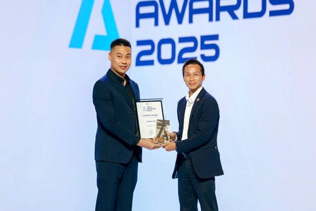 &Ocirc;ng Bạch Tuấn Anh - Gi&aacute;m đốc Vận h&agrave;nh Xanh SM Car TP. HCM (tr&aacute;i) nhận giải thưởng tại Tech Awards 2025