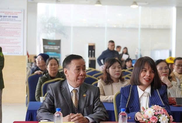 Cố vấn chuy&ecirc;n m&ocirc;n (b&ecirc;n tr&aacute;i) TS.BS Trần H&ugrave;ng Sơn &ndash; Ph&oacute; Viện trưởng Viện Khoa học CSSK Việt Nam