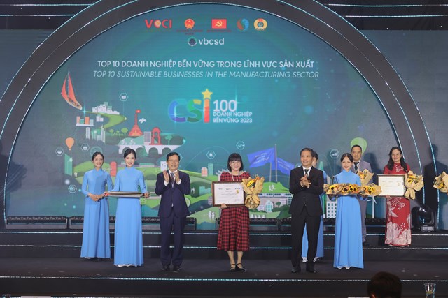 Đại diện Vinamilk nhận giải thưởng Top 10 Doanh nghiệp bền vững trong lĩnh vực sản xuất &nbsp;