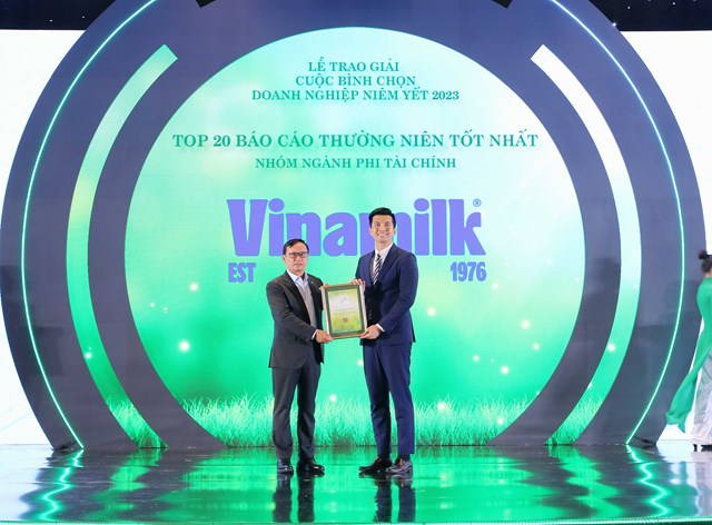 Đại diện Vinamilk nhận Giải thưởng Top 20 B&aacute;o c&aacute;o thường ni&ecirc;n tốt nhất nh&oacute;m ng&agrave;nh phi t&agrave;i ch&iacute;nh. Xem th&ecirc;m B&aacute;o c&aacute;o thường ni&ecirc;n 2022 của Vinamilk&nbsp;&nbsp;